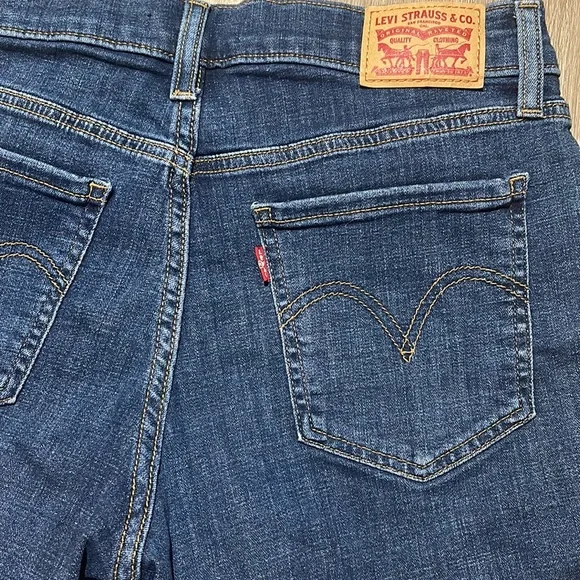 LEVIS Mid Length Shorts Women’s Size 29 - Picture 2 of 4
